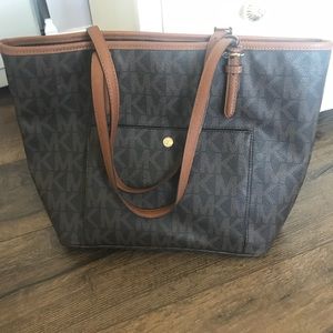 A Michael Kors Signature Jet Set Purse